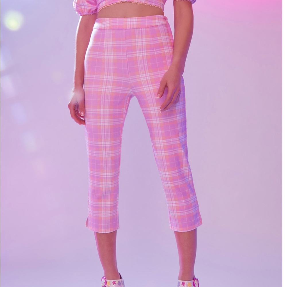 🎀Pink Bundle! Barbie, Galinda, 2 pink outfits - Picture 2 of 14